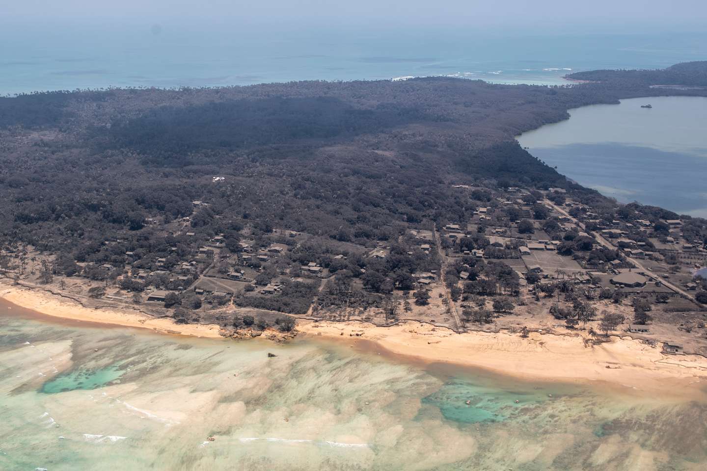 Uma imagem de Tonga depois do tsunami e da erupção vulcânica