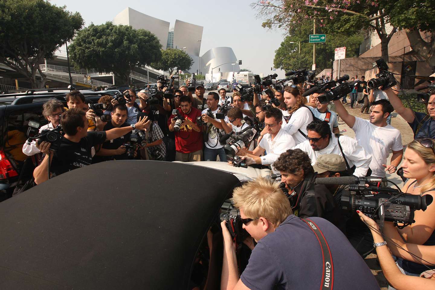 Photographers prevent Britney Spears&#039; ca