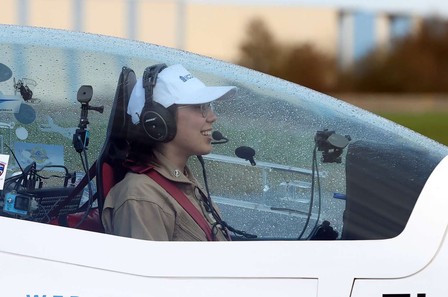 Zara Rutherford, a jovem piloto de 19 anos que circum-navegou o globo num avião ultraligeiro