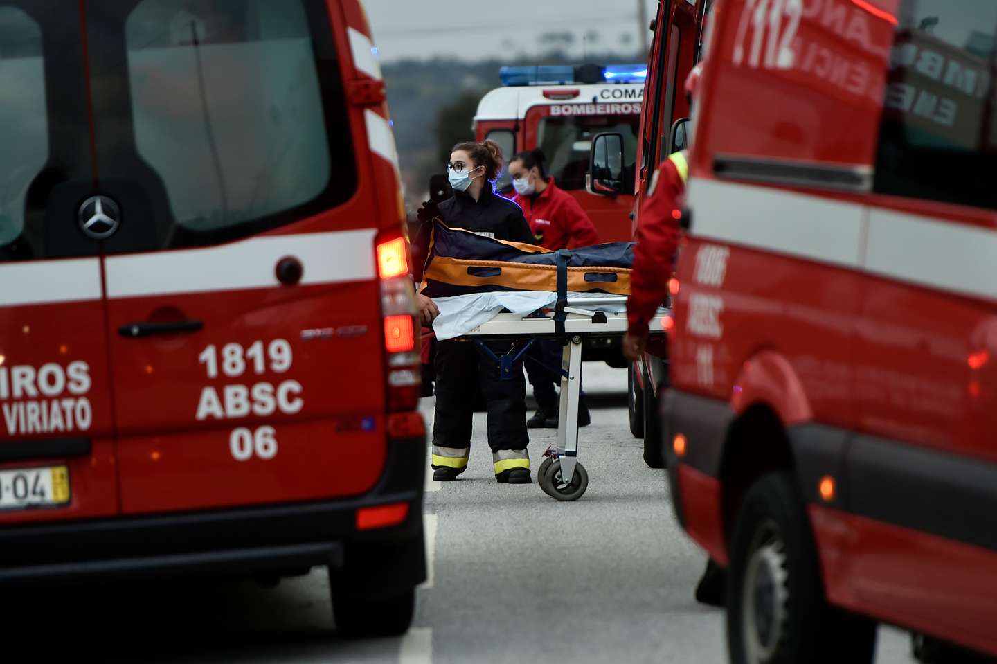 Bombeiros no local onde ocorreu um incêndio esta tarde numa casa em Vale de Madeiros, no concelho de Nelas, seguido de explosões, e que provocou vários feridos, Viseu, 16 de fevereiro de 2022. NUNO ANDRÉ FERREIRA/LUSA
