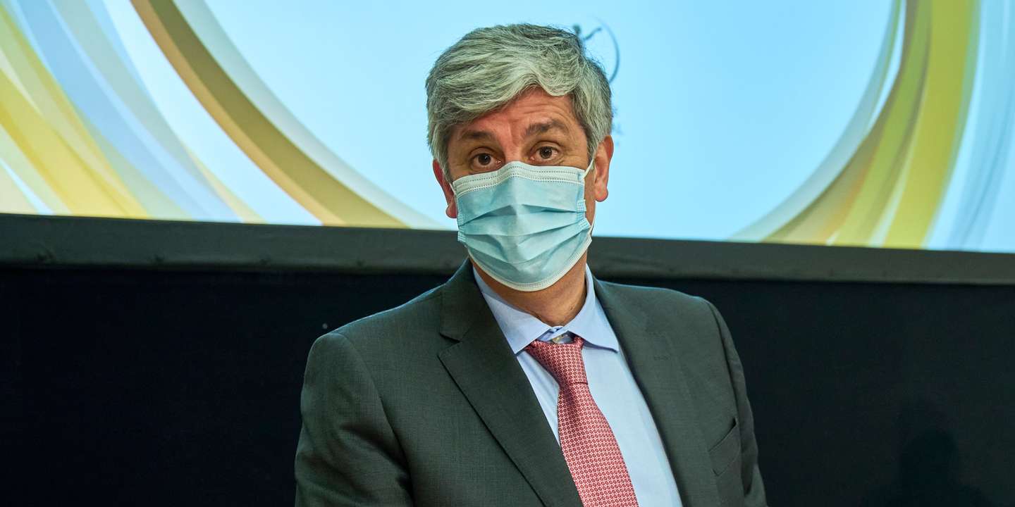 Governor Of Bank Of Portugal Holds A Press Conference On Novo Banco