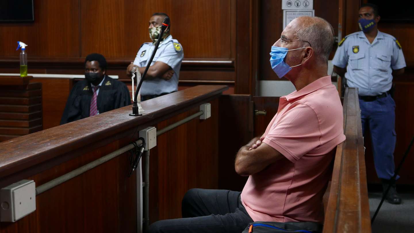 O ex-banqueiro João Rendeiro no Tribunal de Verulam, onde esteve presente perante um juiz pela primeira vez desde que foi detido no sábado, nos subúrbios de Durban, África do Sul, 13 de dezembro de 2021. João Rendeiro foi preso no sábado, num hotel em Durban, na província sul-africana do KwaZulu-Natal, numa operação que resultou da cooperação entre as polícias portuguesa, angolana e sul-africana. LUÍS MIGUEL FONSECA/LUSA