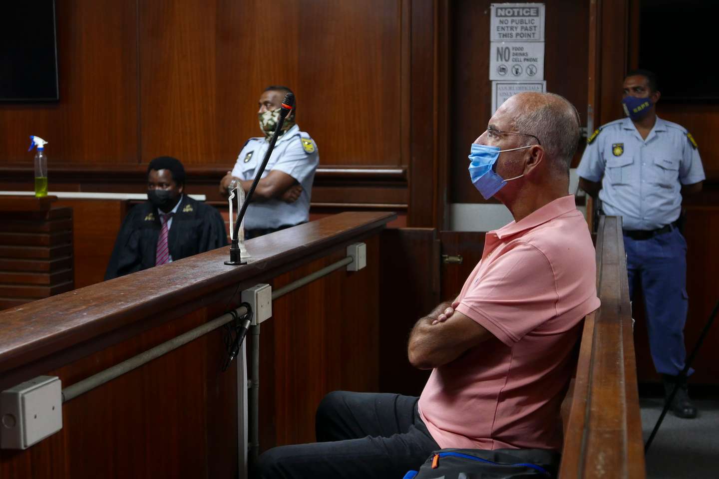 O ex-banqueiro João Rendeiro no Tribunal de Verulam, onde esteve presente perante um juiz pela primeira vez desde que foi detido no sábado, nos subúrbios de Durban, África do Sul, 13 de dezembro de 2021. João Rendeiro foi preso no sábado, num hotel em Durban, na província sul-africana do KwaZulu-Natal, numa operação que resultou da cooperação entre as polícias portuguesa, angolana e sul-africana. LUÍS MIGUEL FONSECA/LUSA