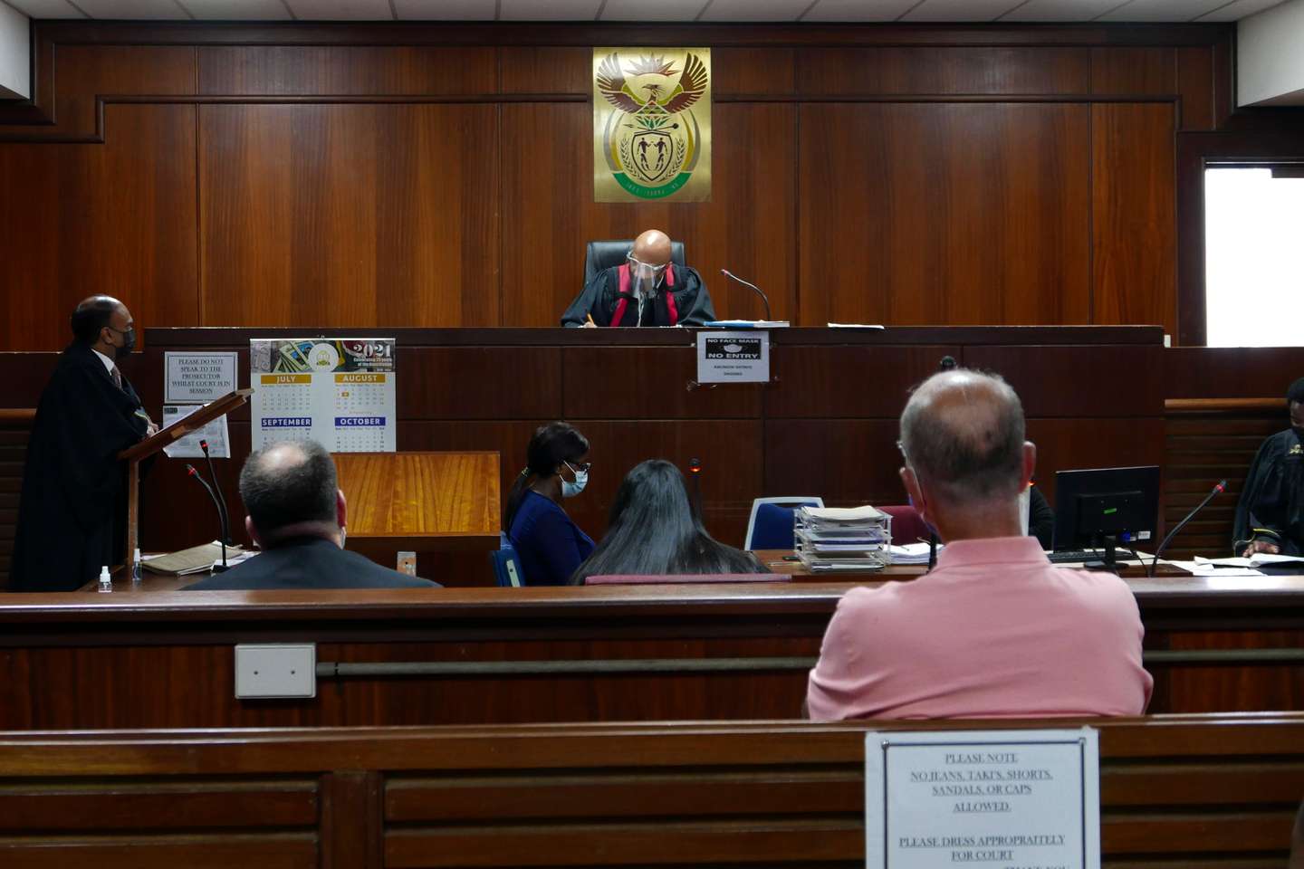 O ex-banqueiro João Rendeiro no Tribunal de Verulam, onde esteve presente perante um juiz pela primeira vez desde que foi detido no sábado, nos subúrbios de Durban, África do Sul, 13 de dezembro de 2021. João Rendeiro foi preso no sábado, num hotel em Durban, na província sul-africana do KwaZulu-Natal, numa operação que resultou da cooperação entre as polícias portuguesa, angolana e sul-africana. LUÍS MIGUEL FONSECA/LUSA