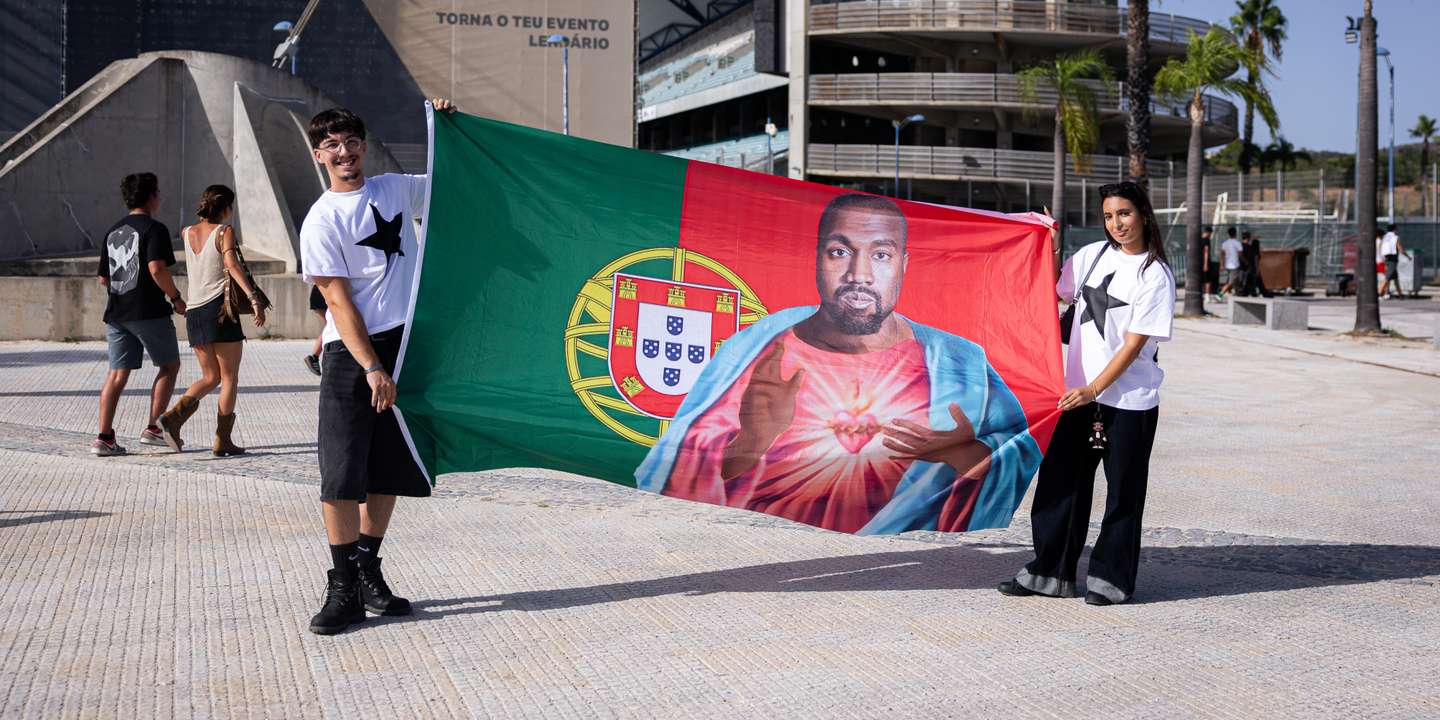 Tiago e Iara, ambos de Albufeira, levaram uma bandeira de Portugal com uma montagem onde o artista surge como Jesus Cristo.