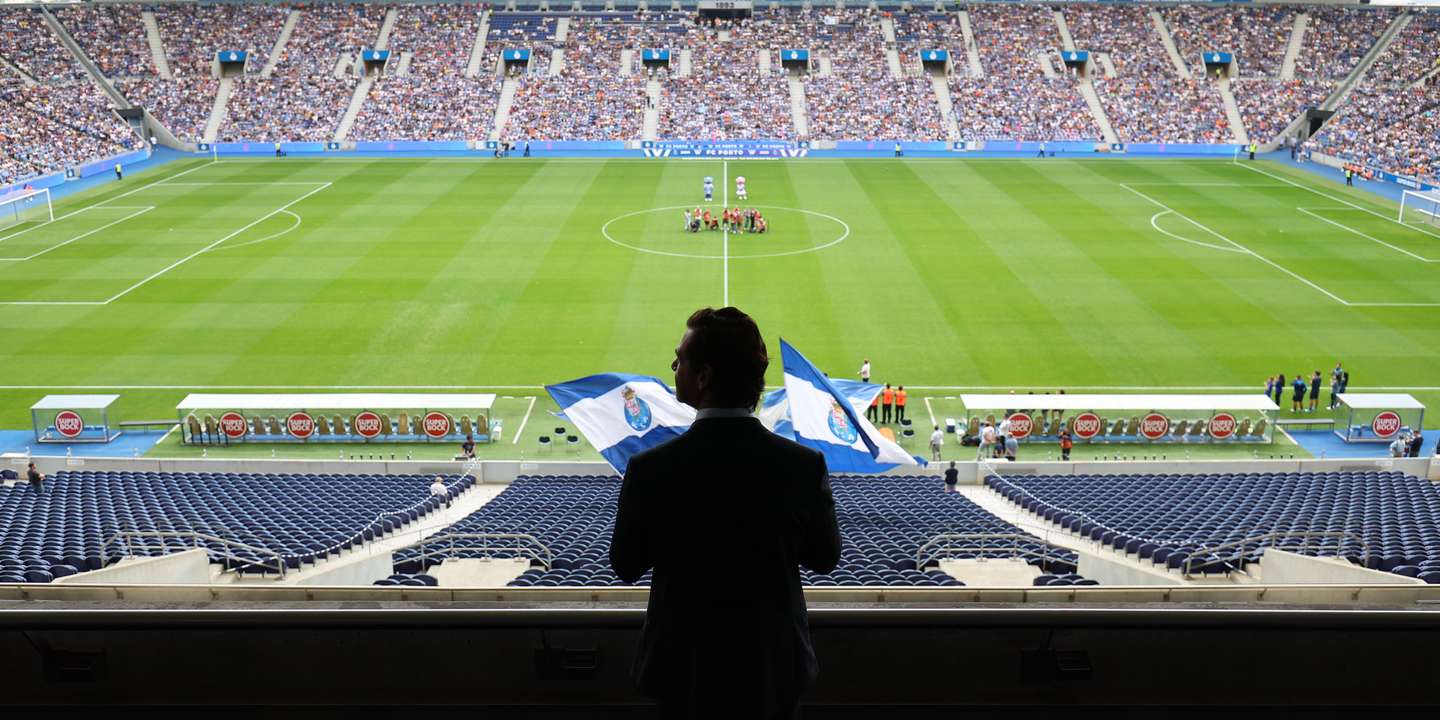 André Villas-Boas, aqui na tribuna do Dragão: em setembro de 2024, estreia não oficial da equipa feminina bateu o recorde de assistências em jogos nacionais