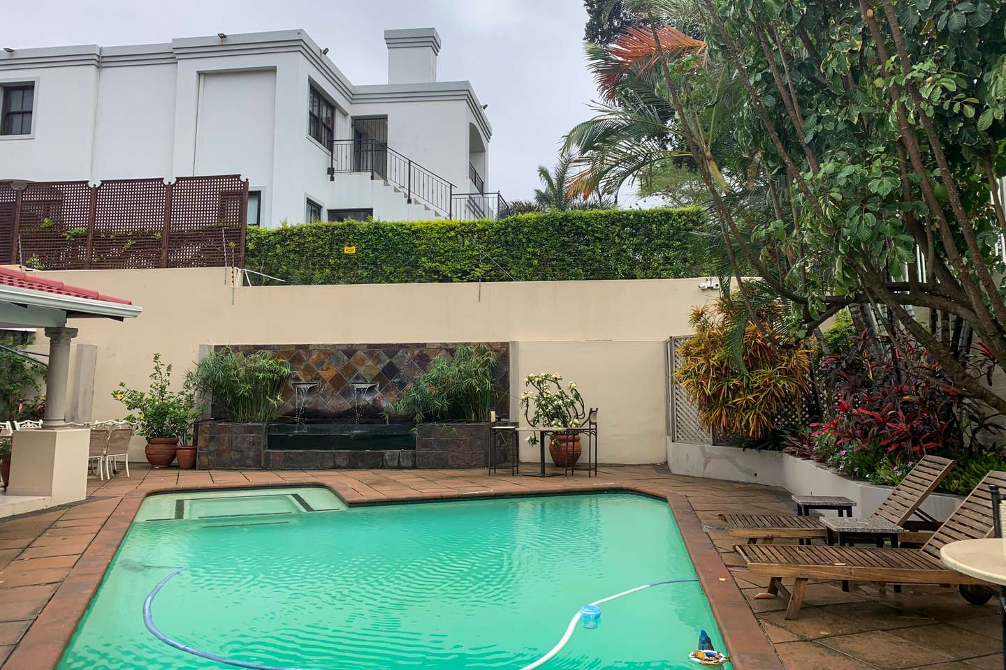 Guest house de luxo onde João Rendeiro foi detido, chama-se Forest Manor e fica no subúrbio de La Lucia da cidade de Durban, na África do Sul. O ex-banqueiro João Rendeiro foi preso no dia 11 de dezembro, num hotel em Durban, na província sul-africana do KwaZulu-Natal, numa operação que resultou da cooperação entre as polícias portuguesa, angolana e sul-africana. Durban, África do Sul, 17 de dezembro de 2021. JOÃO PORFÍRIO/OBSERVADOR