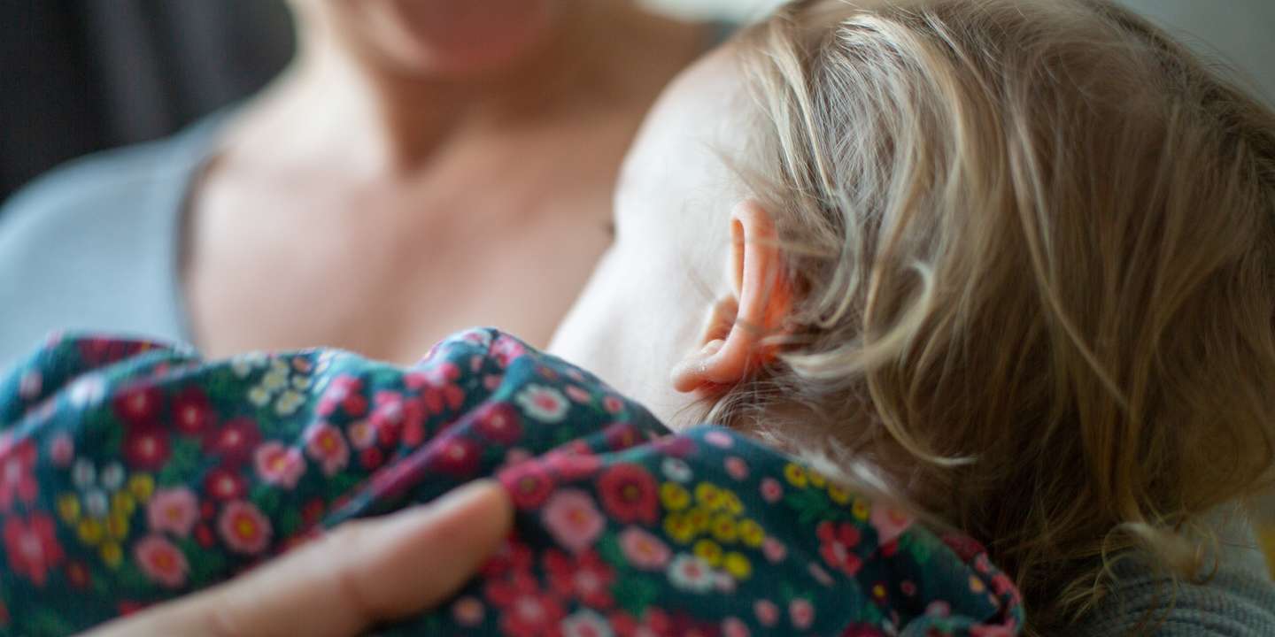 Mãe a amamentar a filha