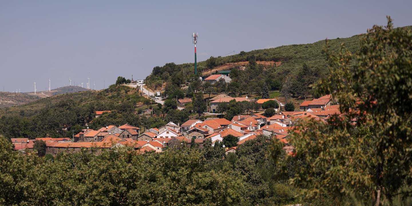 A aldeia de Campo Benfeito fica em plena Serra do Montemuro, a cerca de mil metros de altitude. Ao lado da torre de telecomunicações fica o Teatro Regional da Serra do Montemuro