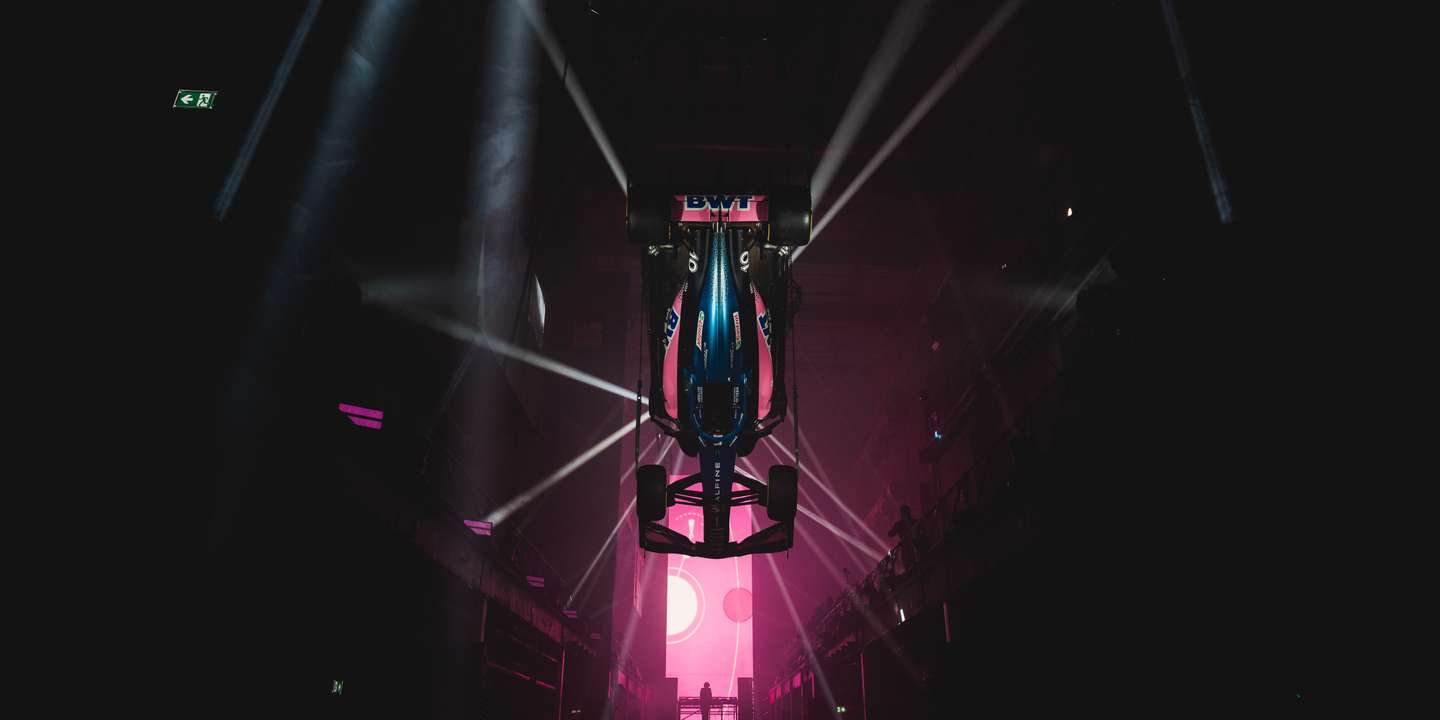 Um protótipo do novo A523 da Alpine esteve suspenso do tecto da discoteca Printworks, em Londres