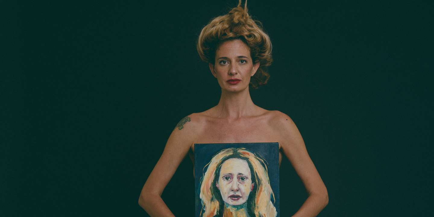 Letícia Novaes é escritora e compositora. Canta as próprias canções, abraça a intuição e se for óbvio, ela foge