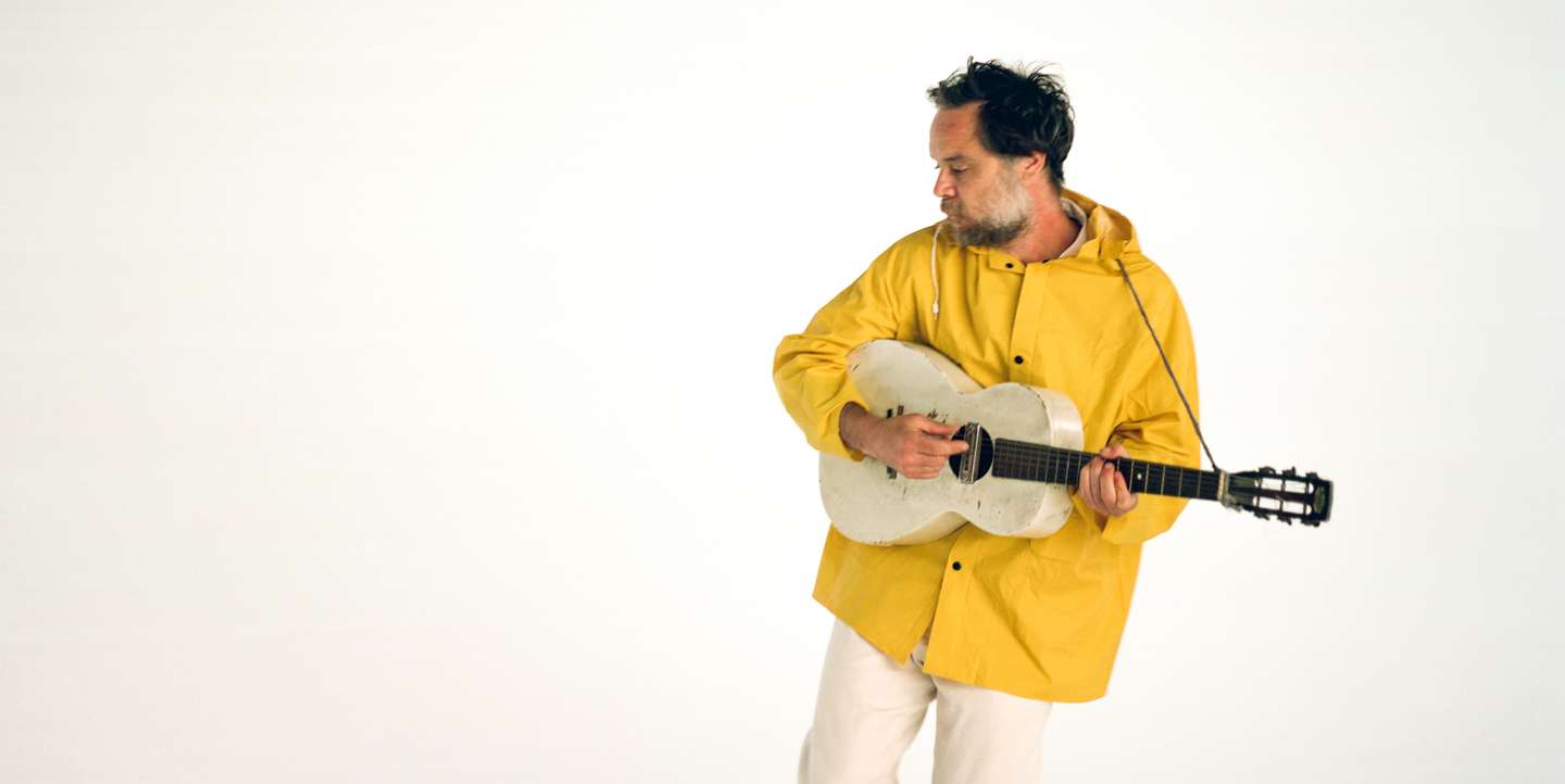 "Aos quarenta, parece que para mim essa consciência da criança imitando o adulto, fingindo ser adulto, me acompanha e continua", diz-nos Rodrigo Amarante