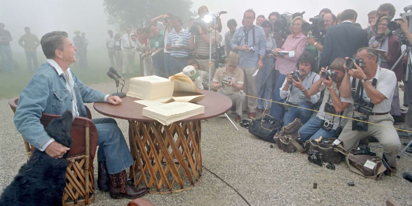 Em 1981, ainda não havia redes nem fenómenos virais como hoje os conhecemos mas a imagem continua icónica. Em El Cielo, Santa Bárbara, Reagan assinou importantes medidas frente a um batalhão de fotógrafos