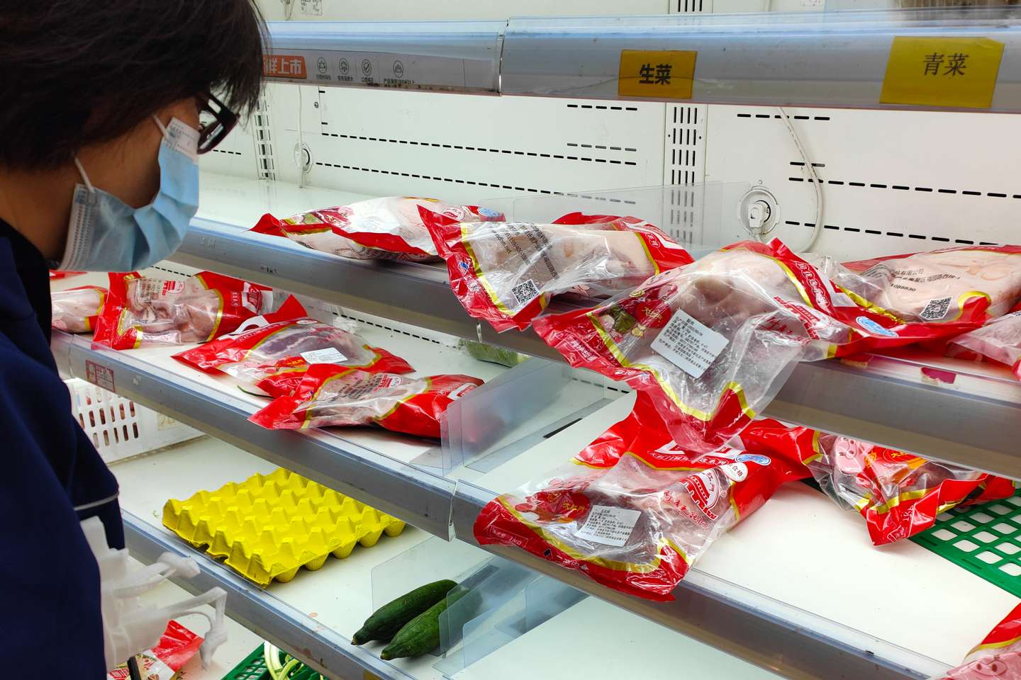 Habitantes no distrito de Yangpu, em Xangai, dirigem-se ao supermercados para comprar alimentos para os dias de confinamento