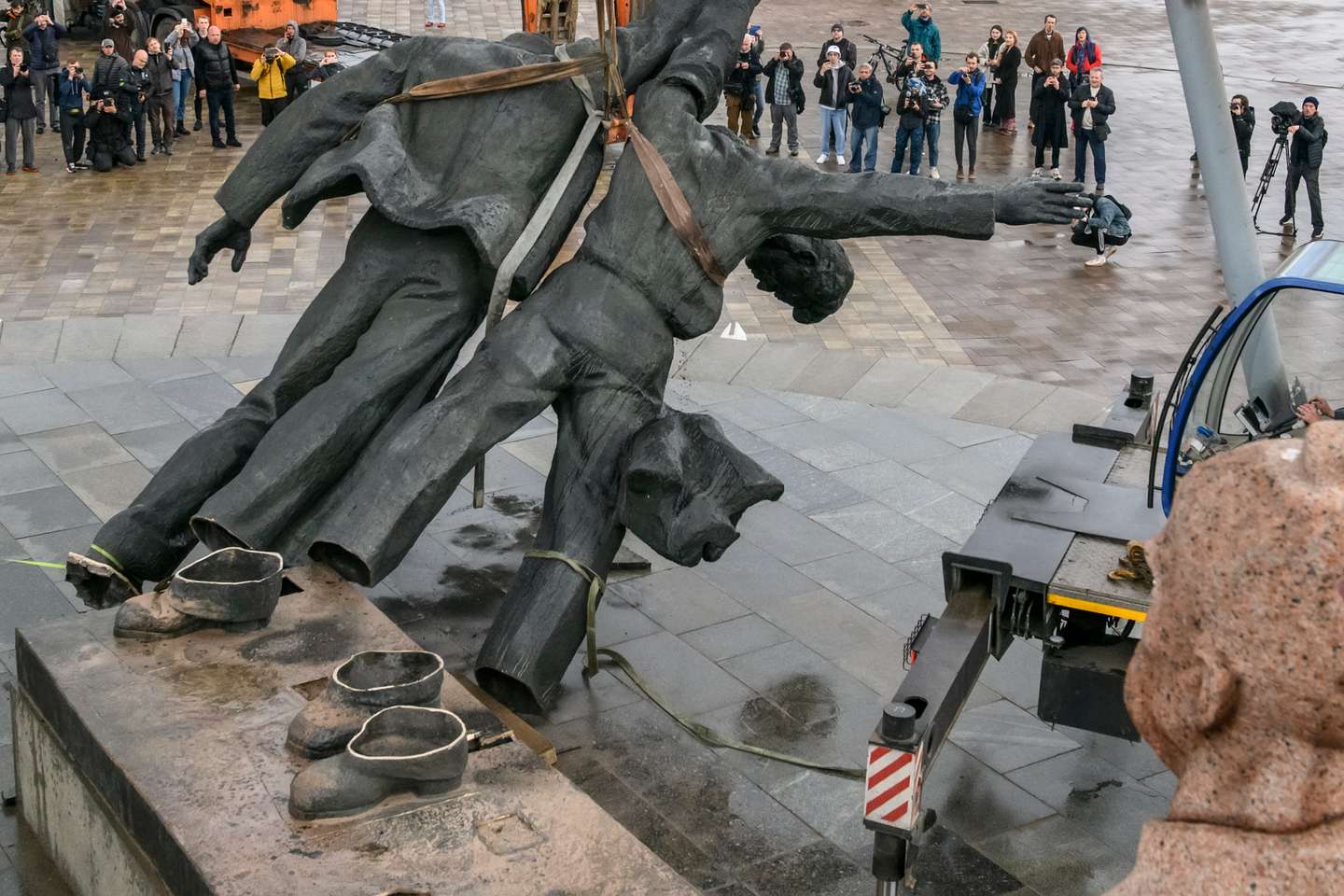 Kyiv Razes Soviet Monument To Ukraine-Russia Friendship