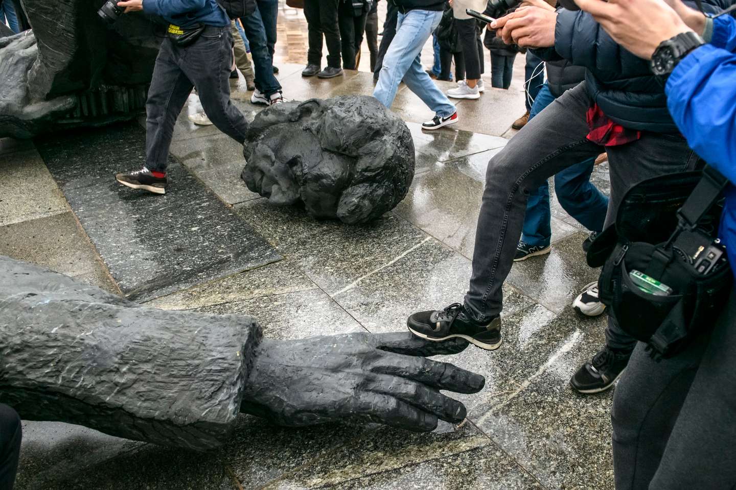 Kyiv Razes Soviet Monument To Ukraine-Russia Friendship