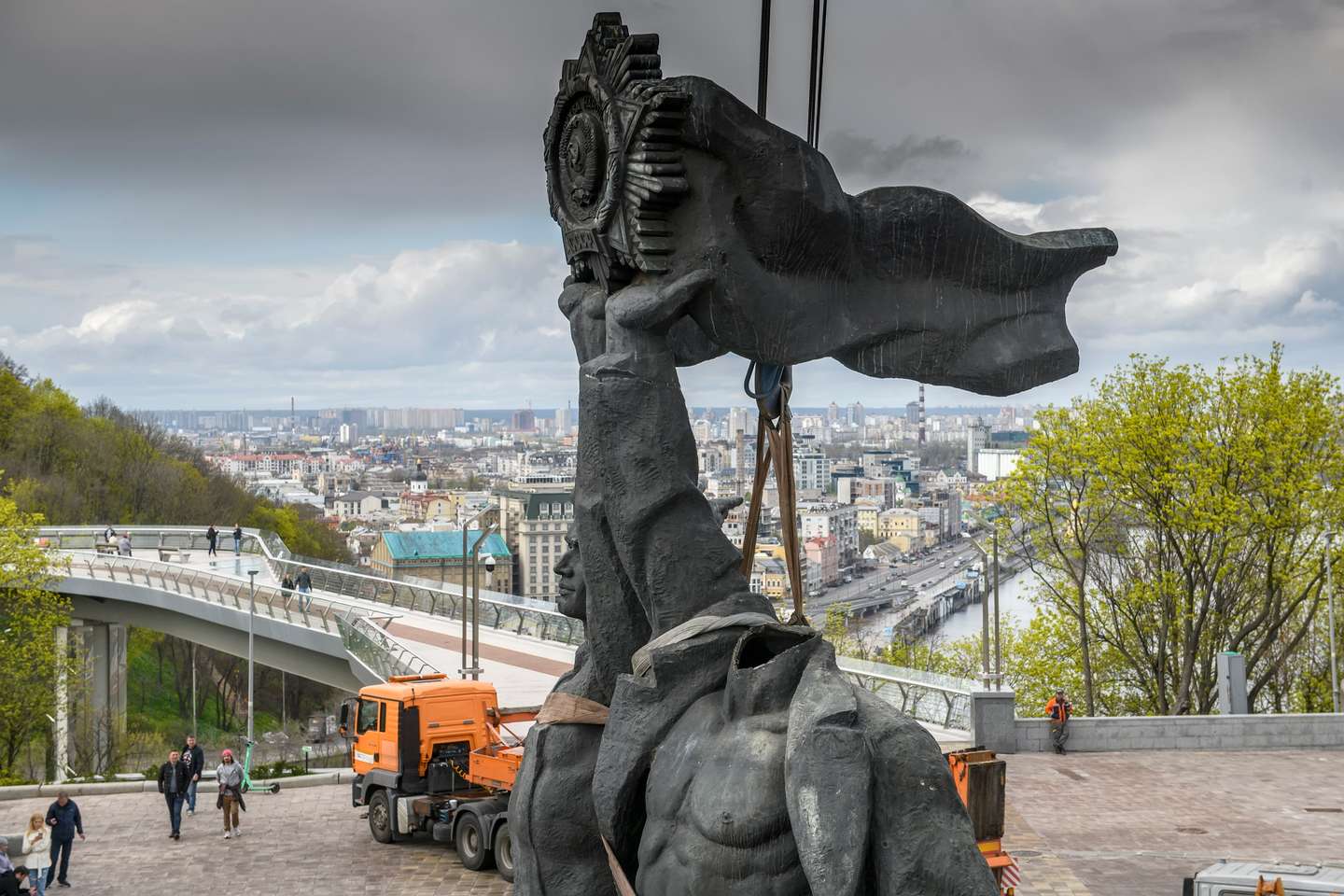 Kyiv Razes Soviet Monument To Ukraine-Russia Friendship