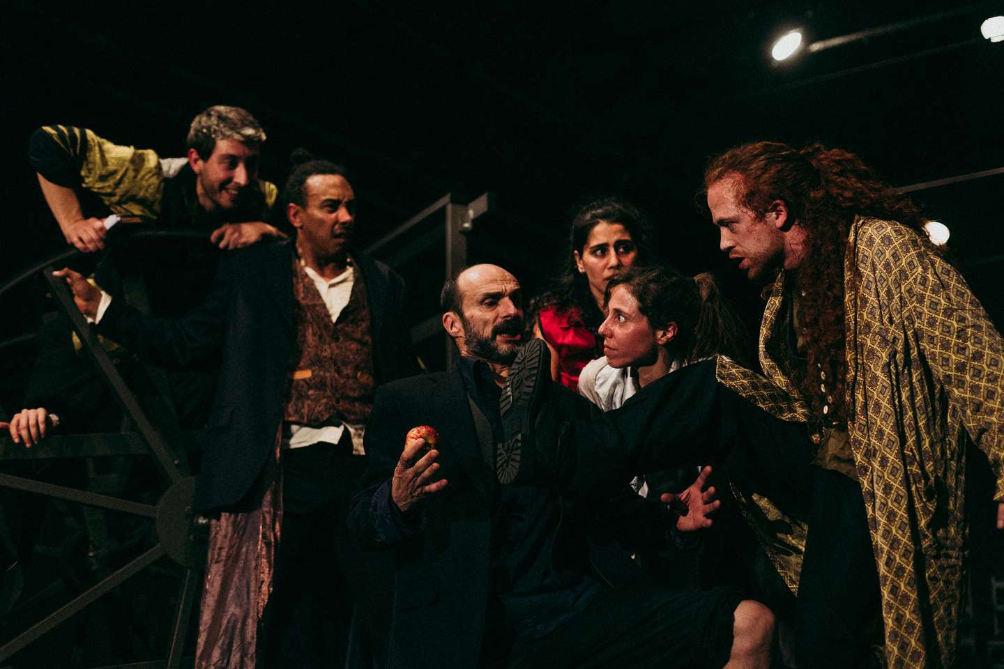 “1001 Noites — Irmã Palestina” é uma criação partilhada entre o Teatro O Bando, a Companhia Olga Roriz e a Banda Sinfónica Portuguesa. É segunda de uma tetralogia d'O Bando, a propósito dos 50 anos da companhia