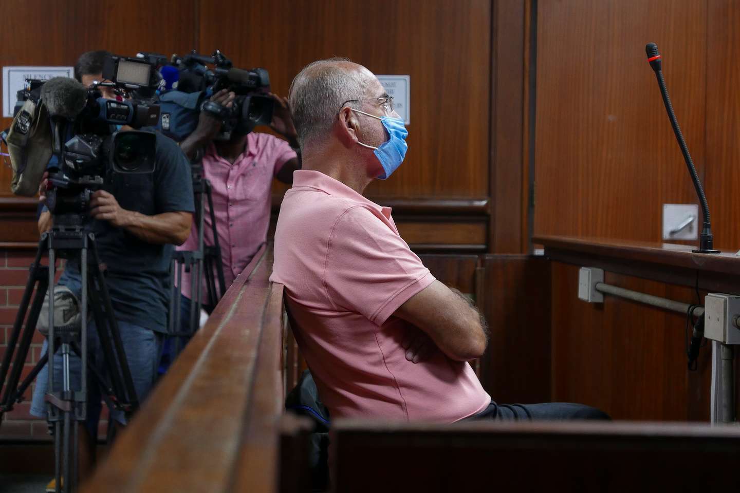 O ex-banqueiro João Rendeiro no Tribunal de Verulam, onde esteve presente perante um juiz pela primeira vez desde que foi detido no sábado, nos subúrbios de Durban, África do Sul, 13 de dezembro de 2021. João Rendeiro foi preso no sábado, num hotel em Durban, na província sul-africana do KwaZulu-Natal, numa operação que resultou da cooperação entre as polícias portuguesa, angolana e sul-africana. LUÍS MIGUEL FONSECA/LUSA