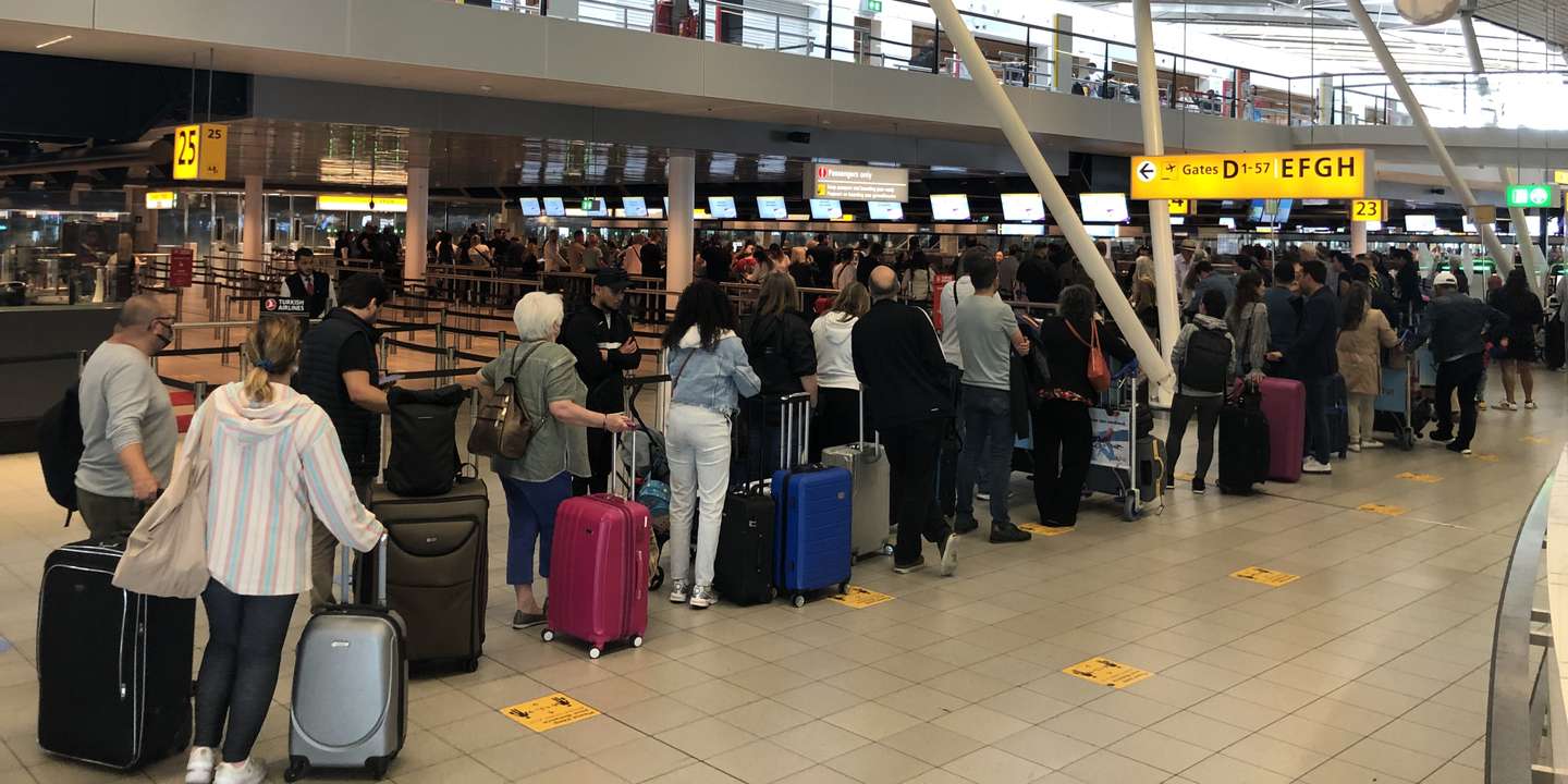 Holiday season congestion at Amsterdam Schiphol Airport