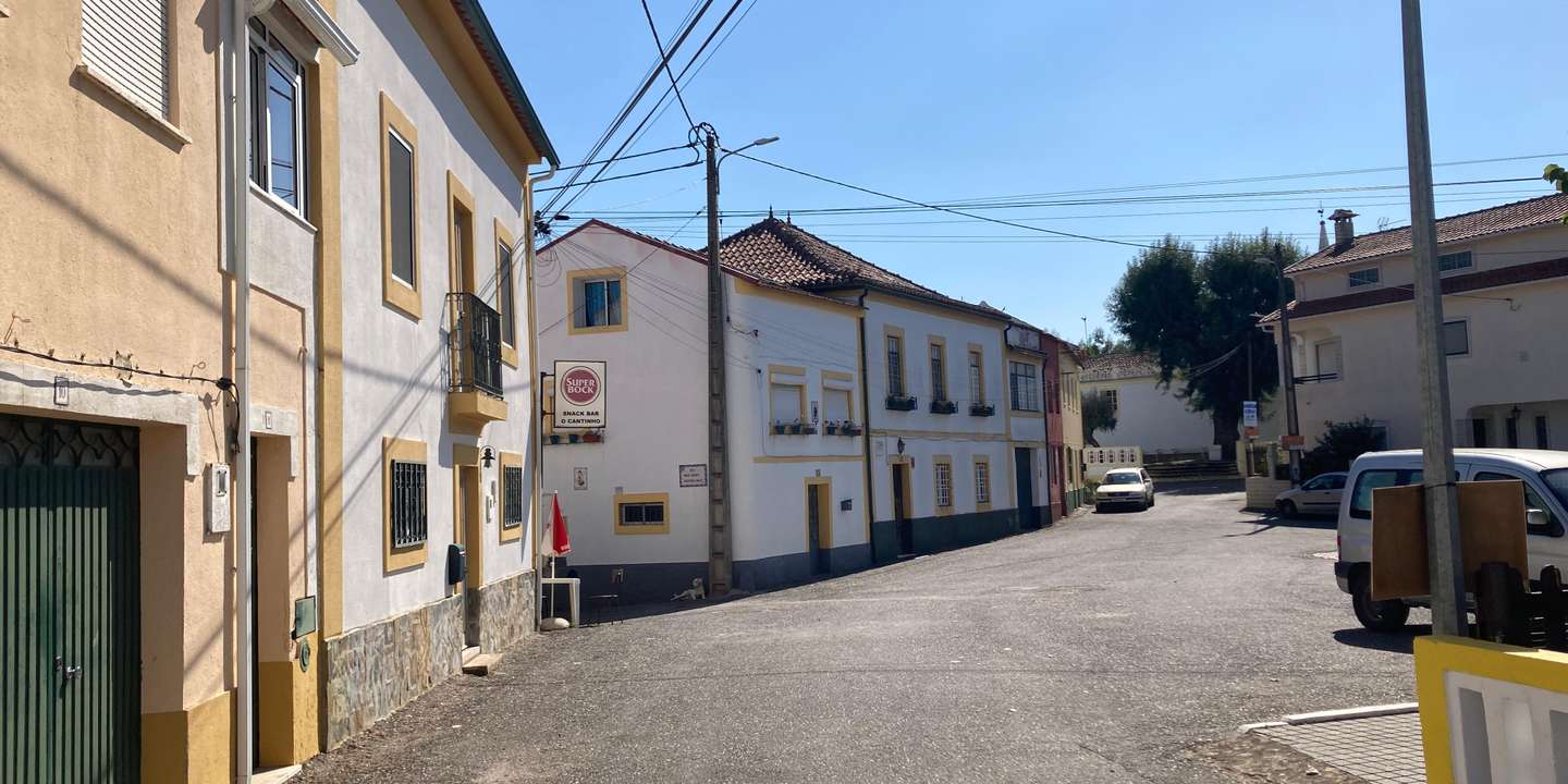 O largo central de São João do Peso, onde está o snack-bar "O Cantinho", o único estabelecimento comercial em funções na vila