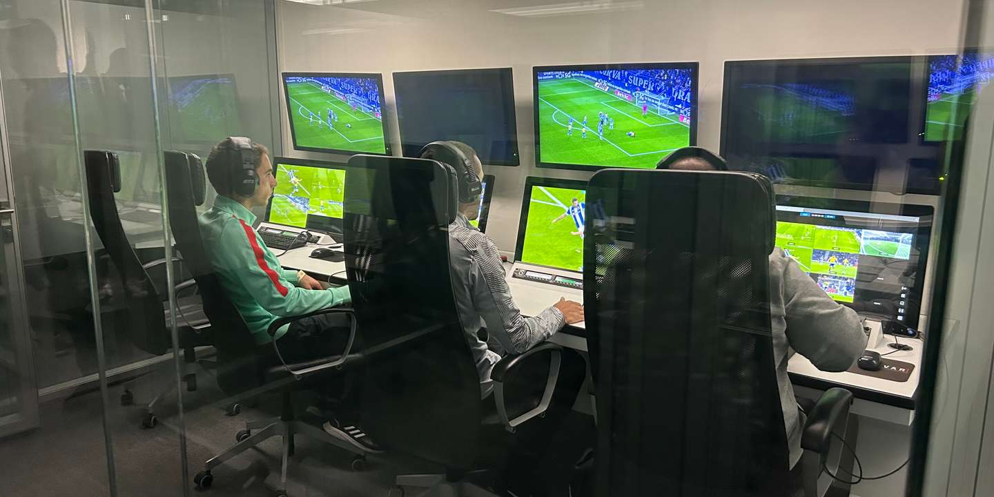 Observador visitou as salas do VAR na Cidade do Futebol e falou com árbitros que recomendam a profissão