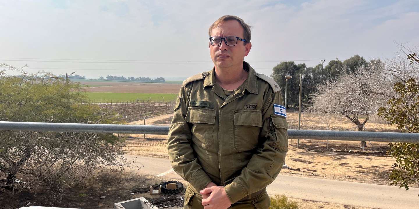 Roni Kaplan é militar reservista. O voluntário tem a missão de guiar visitantes pelo kibutz de Nir Oz. Ao fundo é possível ver o recorte da Faixa de Gaza