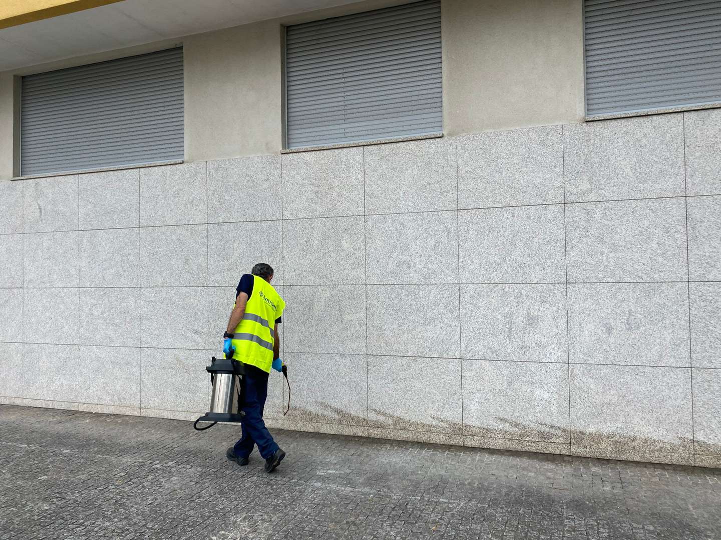 Reportagem em Águas Santas sobre praga de baratas