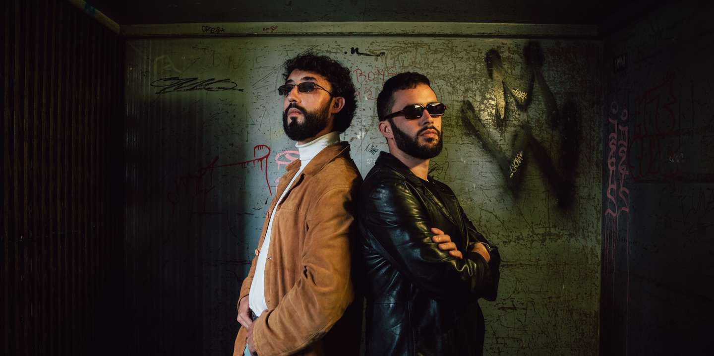 Miguel Caixeiro, também conhecido por Mike El Nite. David Bruno, ele próprio, com percurso a solo e com o Conjunto Corona. Juntos, são outra coisa, como "queijo e marmelada", explicam