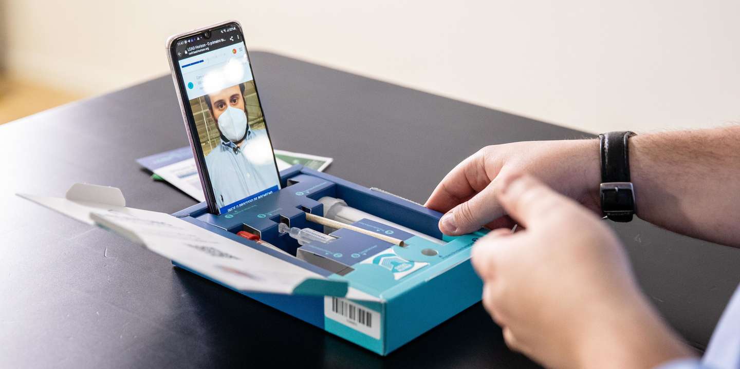 A proposta de autoteste da testFWRD quer pôr cada pessoa a poder testar-se à Covid-19. Para evitar batotas filma o utilizador durante o teste