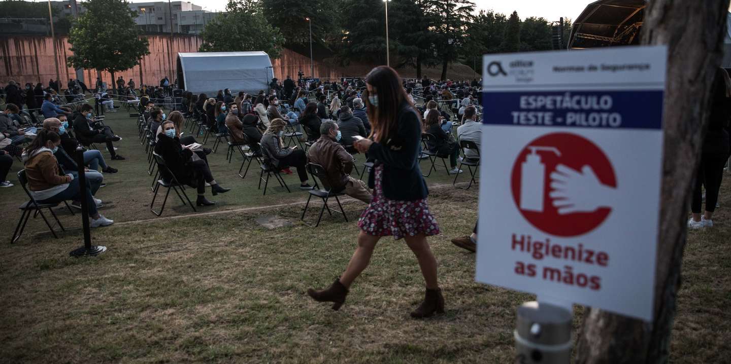 No primeiro espetáculo-piloto em Portugal houve lugares marcados, dispensadores de álcool gel e máscaras no rosto