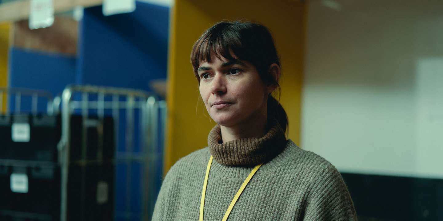 Joana Santos é Aurora em "On Falling", trabalhadora precária na Escócia