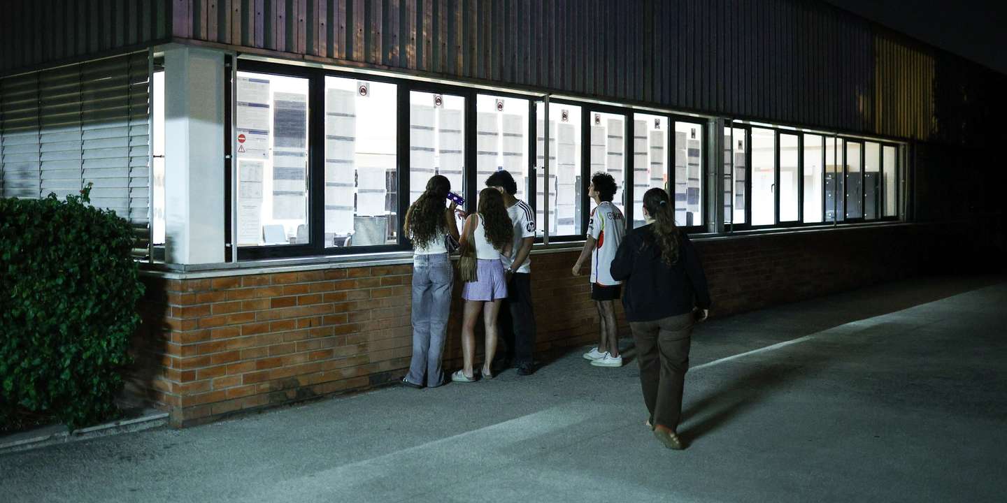 Os alunos da Escola Secundária António Damásio, nos Olivais, em Lisboa, tiveram de esperar até às 23h30 para verem os resultados afixados nas janelas da escola.