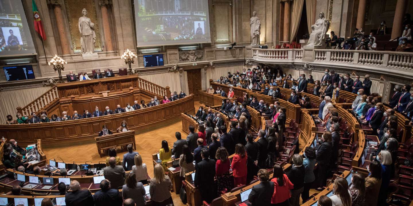 Parlamento: Debate e votação na generalidade ao Orçamento do Estado para 2022, na Assembleia da República. Bloco de Esquerda e PCP votarão contra o orçamento o que provocará a queda do Governo de António Costa e eleições antecipadas. Momento em que a direita e a esquerda chumba o orçamento do Estado do Governo. Apenas PS votou a favor. Lisboa, 27 de outubro de 2021. JOÃO PORFÍRIO/OBSERVADOR