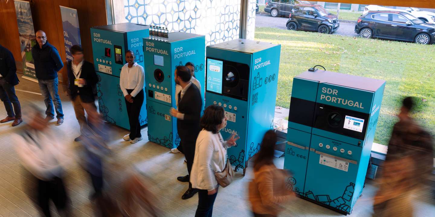 As Reverse Vending Machines (RVMs), ou máquinas de venda inversa, do sistema SDR terão vários formatos disponíveis em supermercados e outros pontos de entrega.