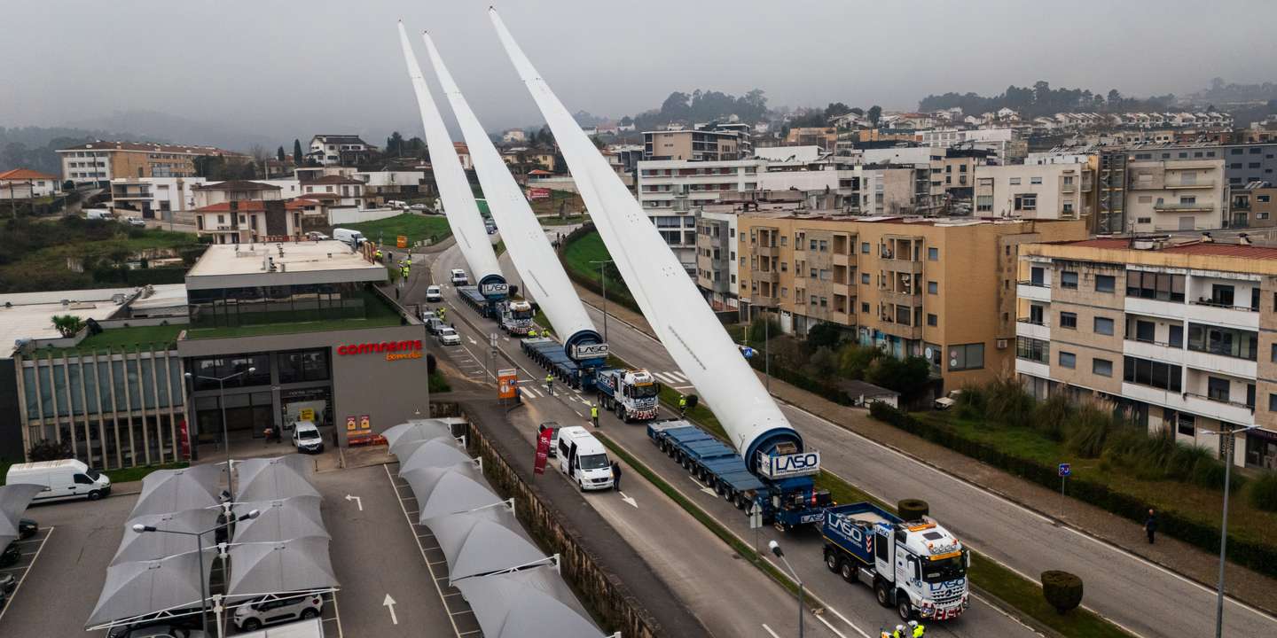 Transporte de pás dos aerogeradores do parque do Alto Tâmega. Cabeceira de Bastos