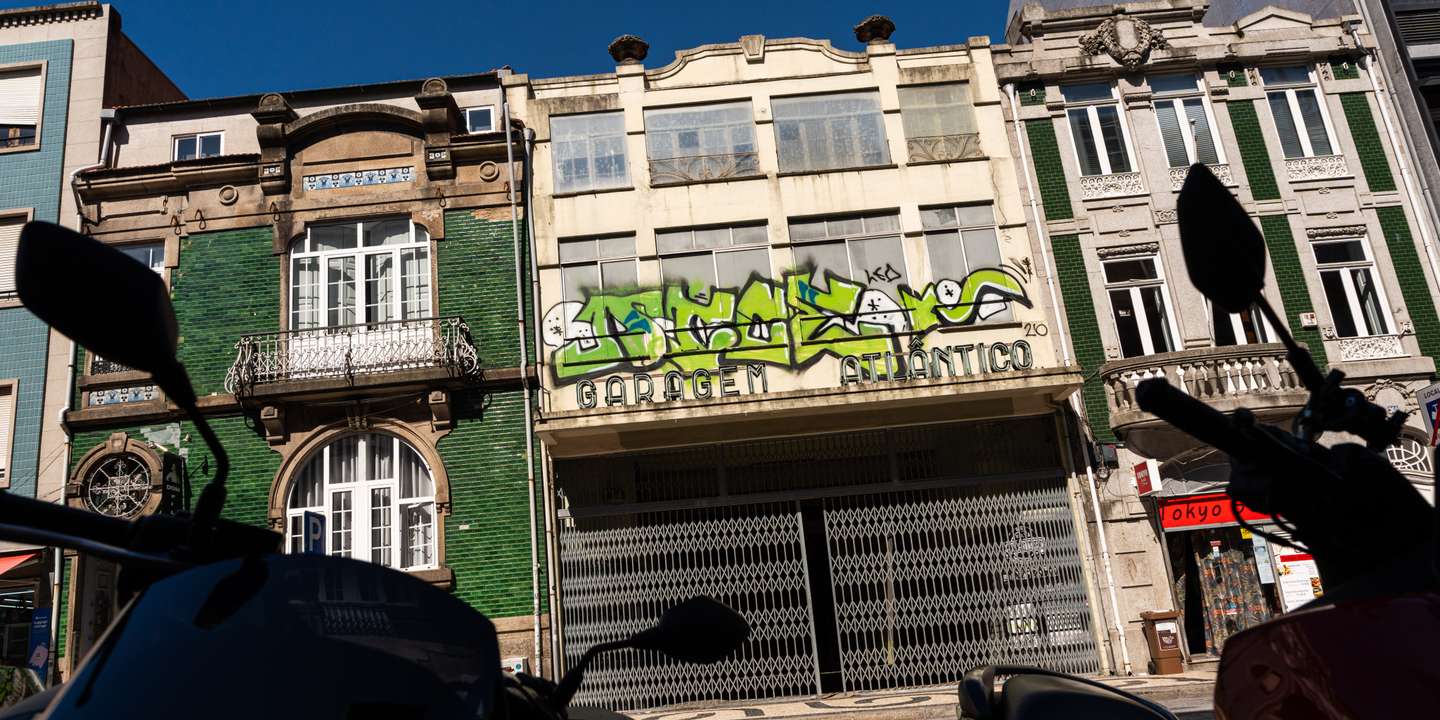 O antigo terminal de autocarros, na zona da Batalha, no Porto, está há quase uma década encerrado