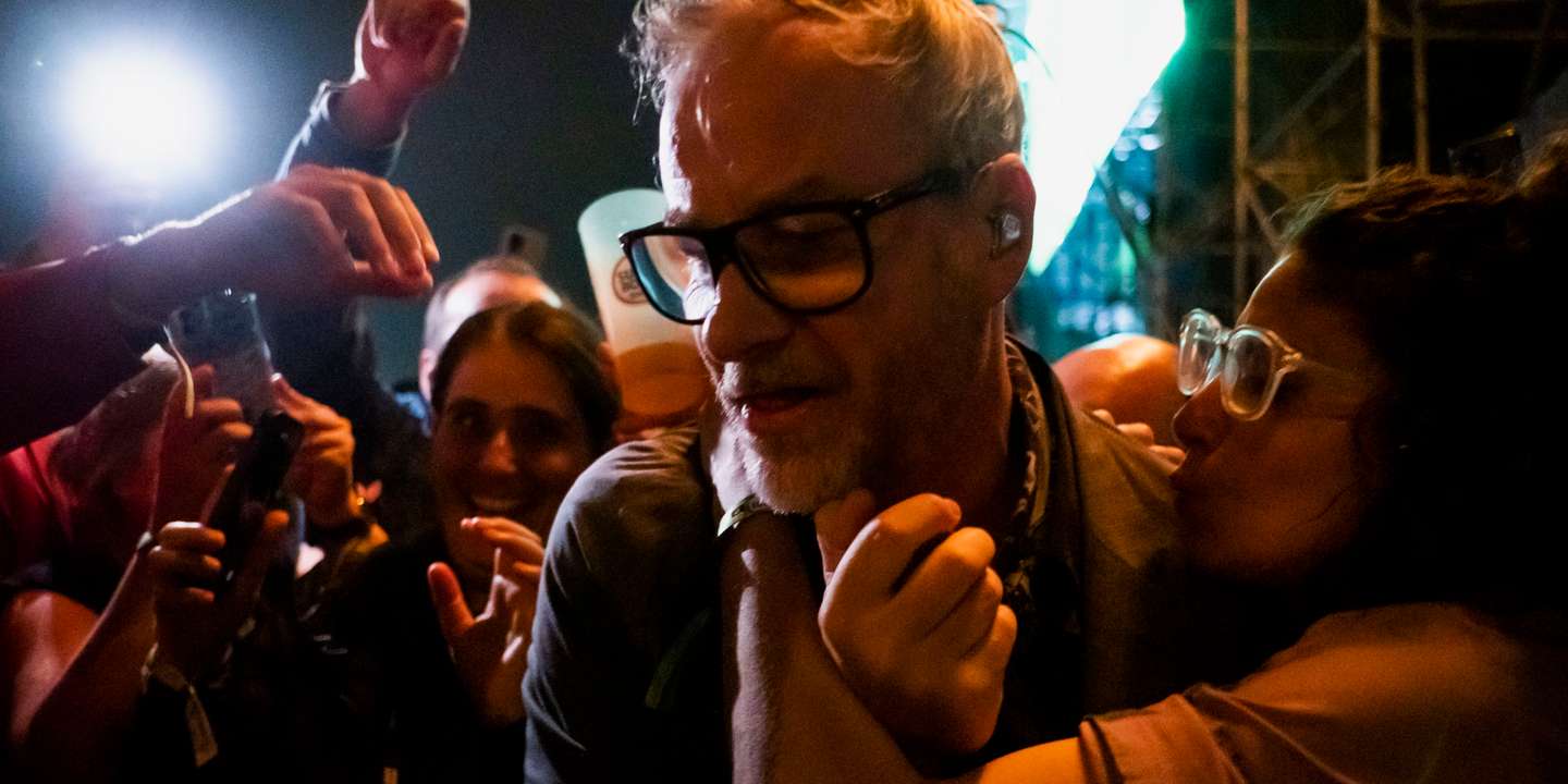 Matt Berninger em entre braços e abraços, como noutras ocasiões, sempre como se fosse a primeira vez