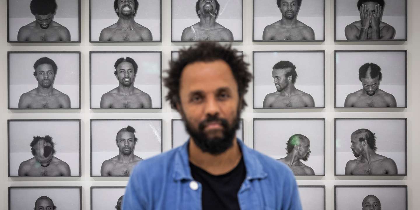 No trabalho de Carlos Bunga há uma semiótica particular ligada ao modo como determinados objetos do quotidiano se transformam em portadores de memória, emoção e pensamento