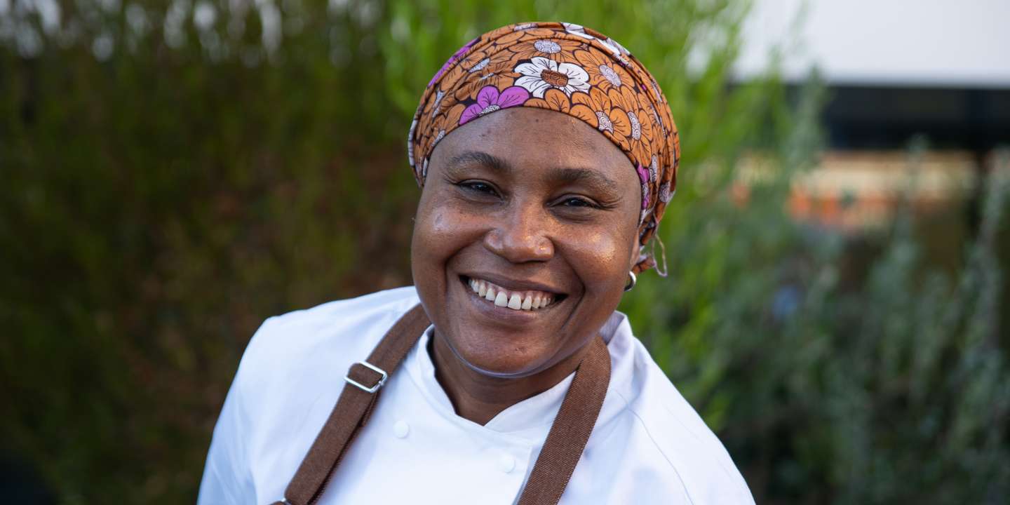 A nigeriana é primeira mulher negra no Reino Unido distinguida com uma estrela Michelin sendo também a dona do restaurante em que trabalha