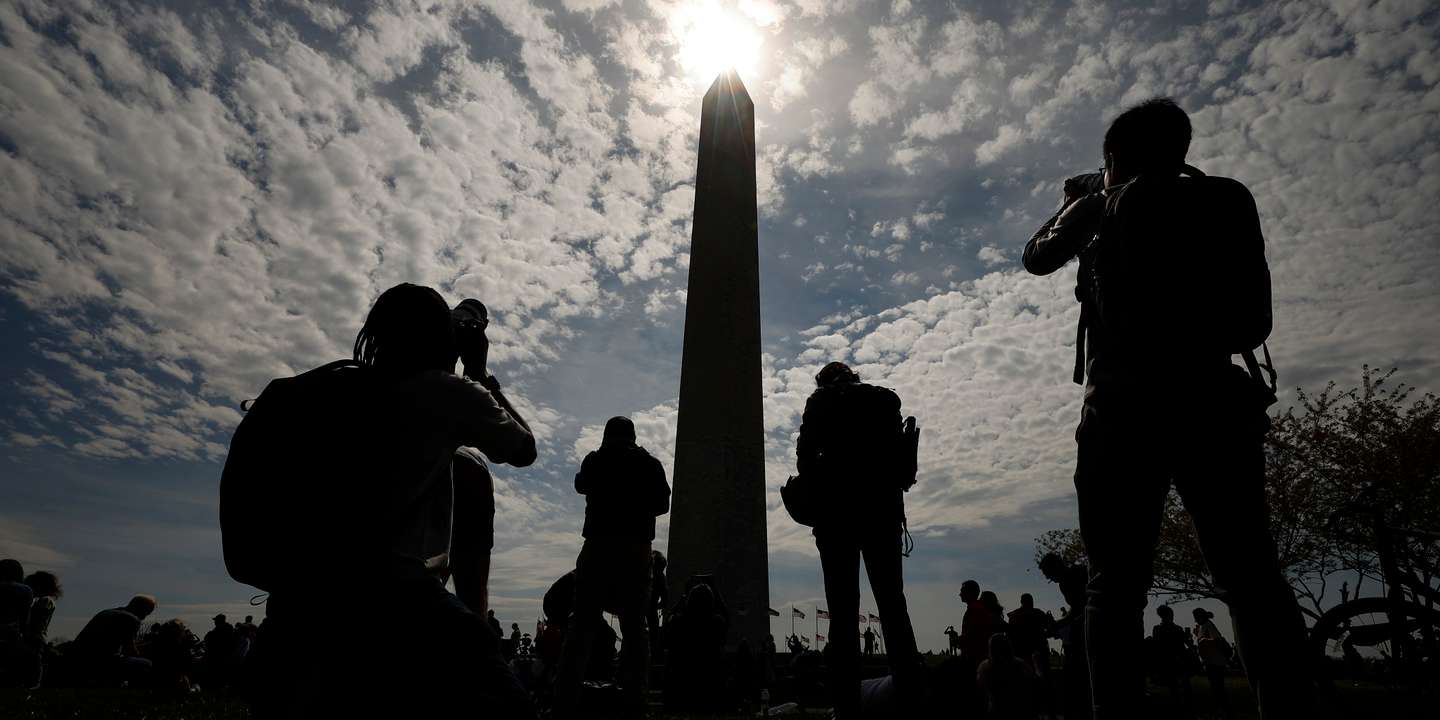 Fotógrafos a captar o eclipse solar em Washington, DC a dia 8 de abril de 2024