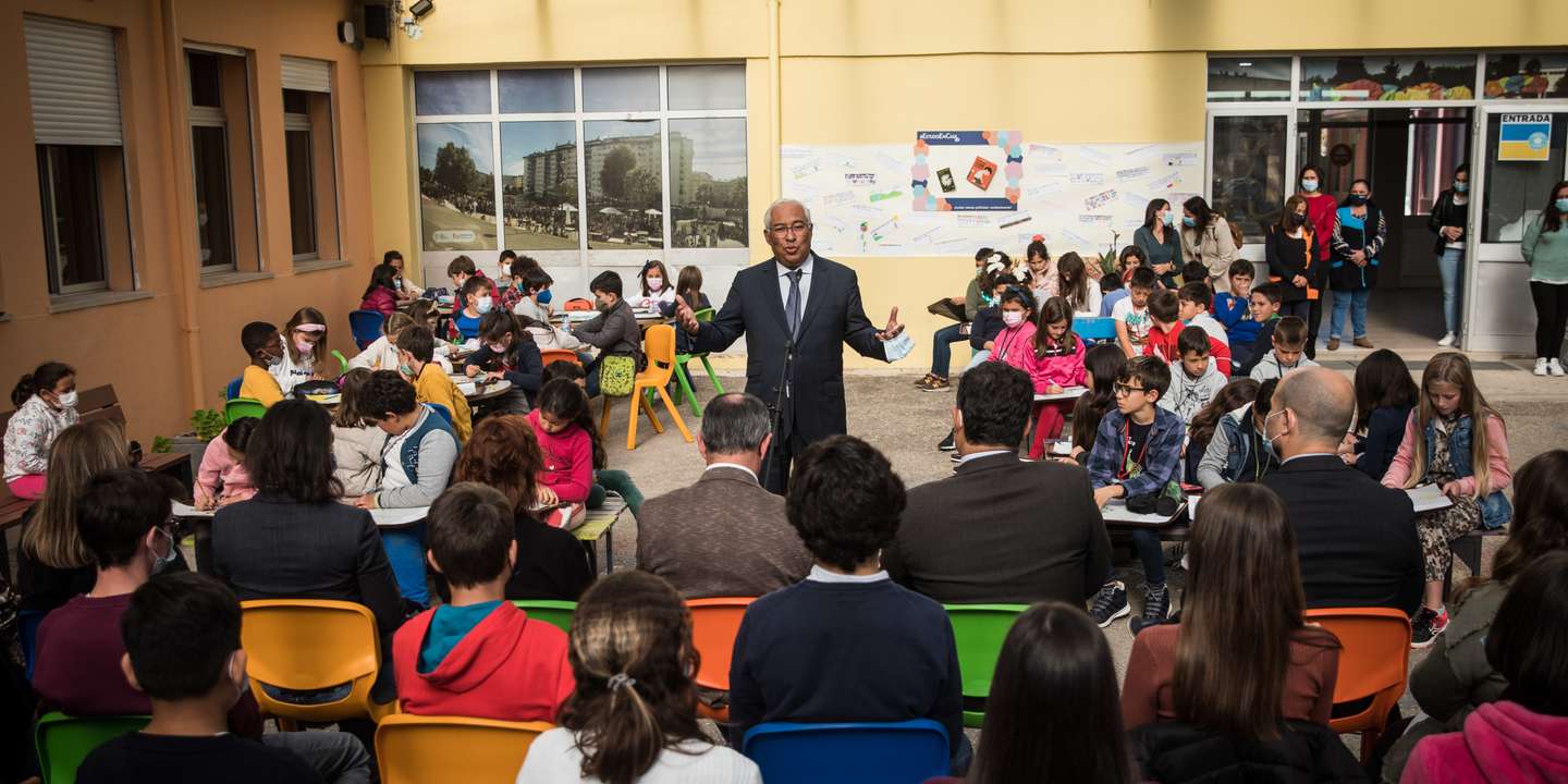O primeiro ministro António Costa, (C) acompanhado pelo ministro da Educação Tiago Brandão Rodrigues (E), visita a Escola Básica Integrada Fernando Casimiro Pereira da Silva, no âmbito da Abertura Oficial das Comemorações do Centenário de José Saramago,16 novembro 2021 em Rio Maior. JOÃO PORFÍRIO/OBSERVADOR