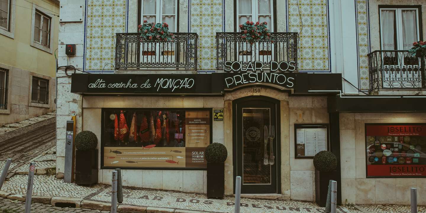 O mítico Solar dos Presuntos abriu portas no ano do 25 de Abril pelas mãos de Evaristo Cardoso, da sua mulher e do seu irmão