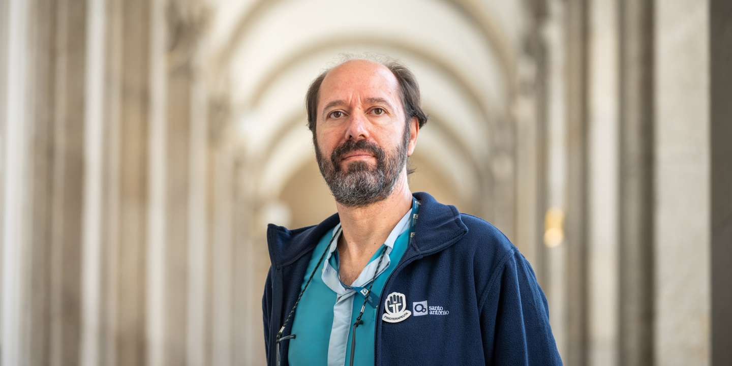 Alexandre Lopes é fisioterapeuta no Hospital de Santo António, no Porto, professor na Escola Superior de Saúde, do Instituto Politécnico do Porto (IPP), onde dá aulas de fisioterapia e fisiologia clínica, e faz investigação no Centro de Investigação em Reabilitação do IPP