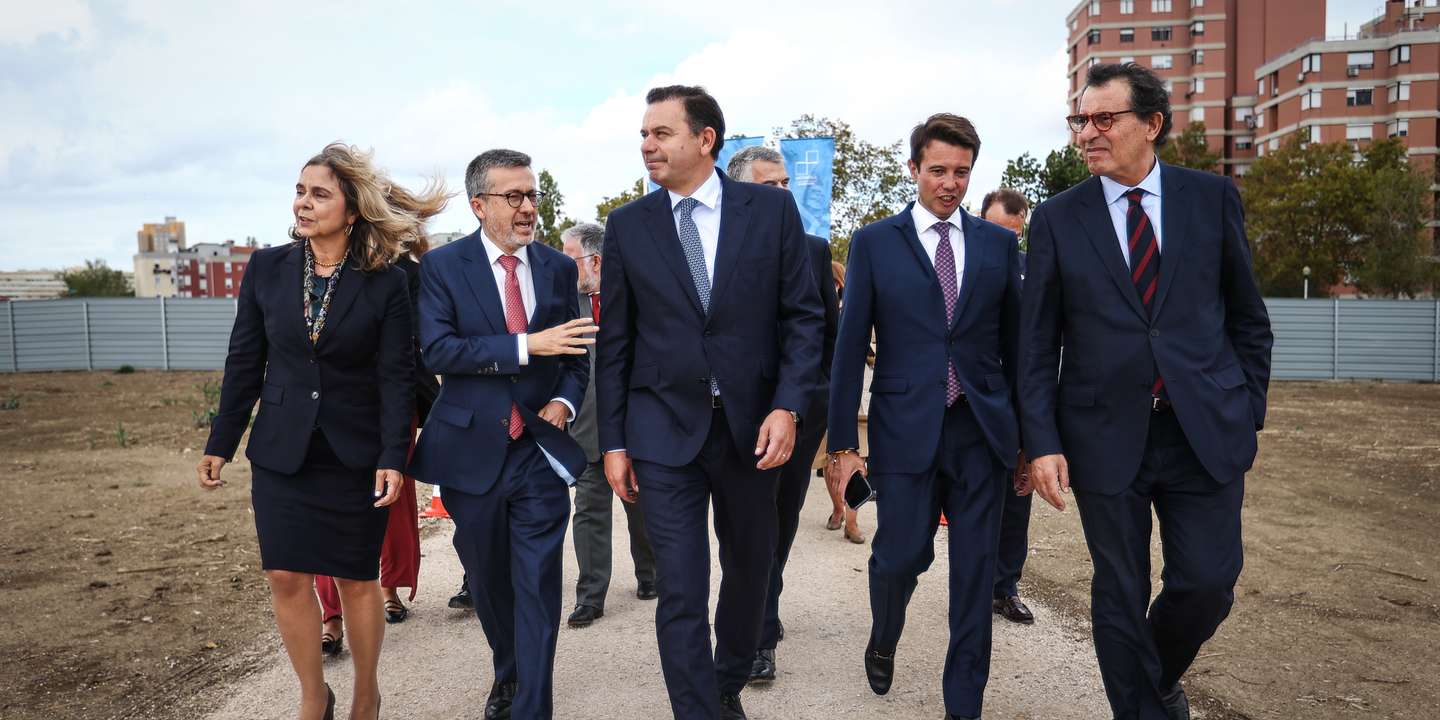 O primeiro-ministro, Luís Montenegro, acompanhado pela ministra da Saúde, Ana Paula Martins, à chegada para o lançamento da obra do novo hospital de Lisboa Oriental, em outubro de 2024