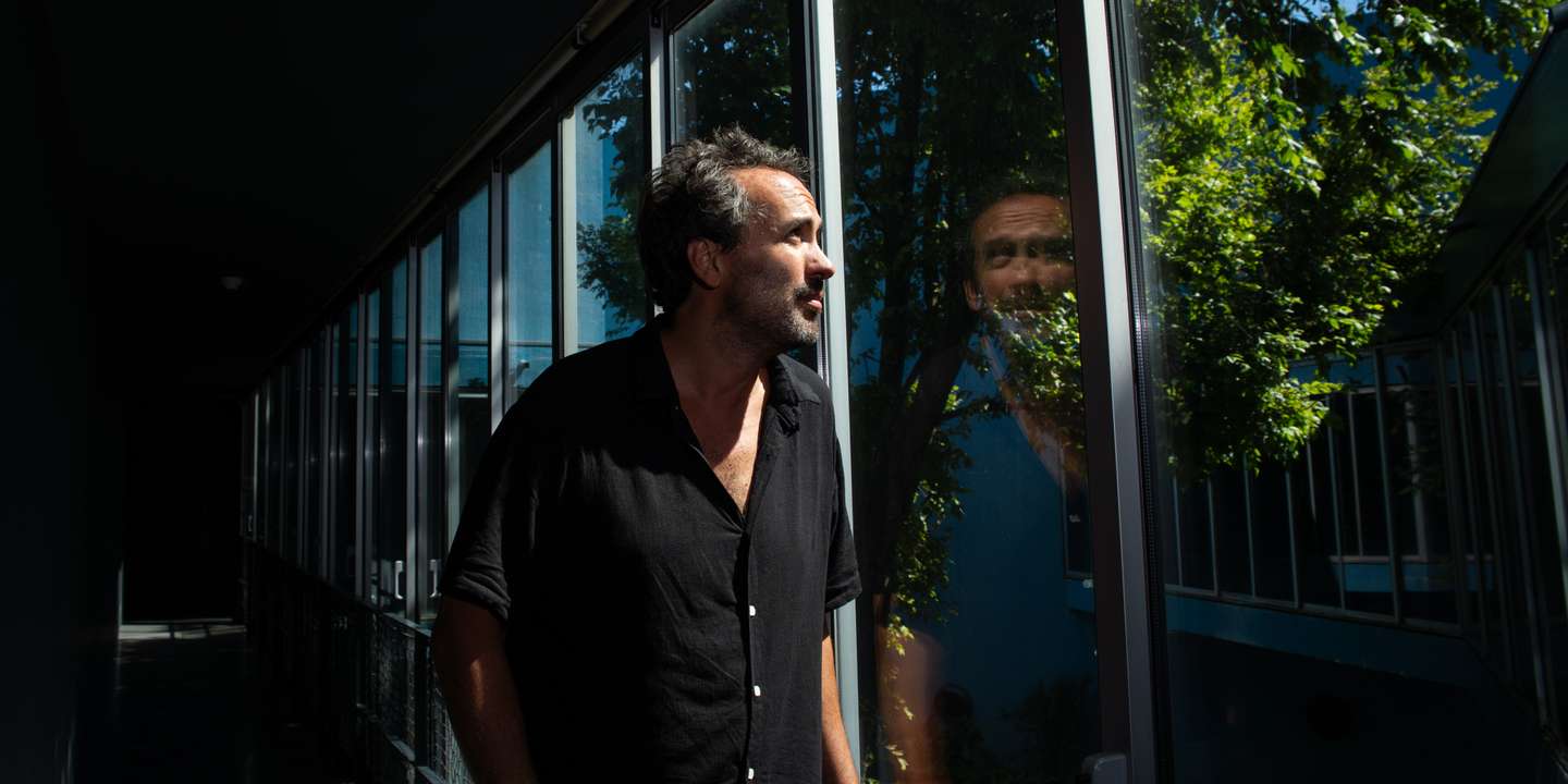 Rodrigo Francisco é encenador, dramaturgo e diretor artístico da Companhia de Teatro de Almada