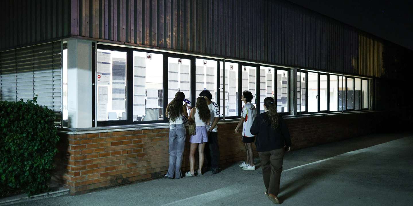 No dia de afixação de notas da 1.ª fase, escolas abriram de noite e ao fim de semana