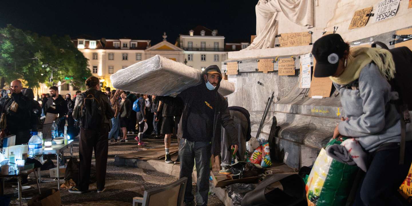 Houve quem chegasse ao Rossio pronto para pernoitar, mas só 11 manifestantes permaneceram no local durante a madrugada