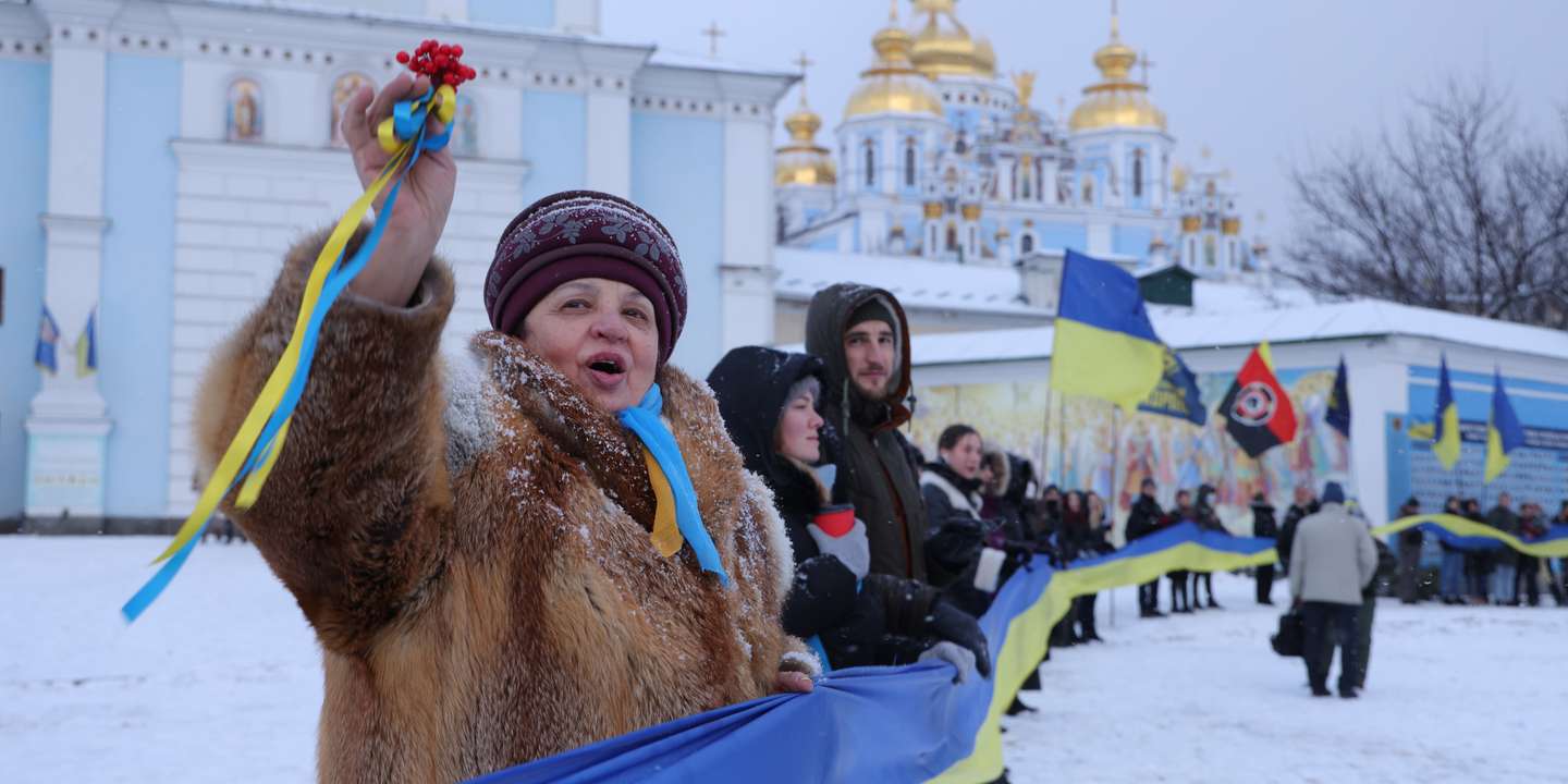 Ucranianos juntaram-se numa manifestação patriótica em Kiev, perante a ameaça de uma invasão russa