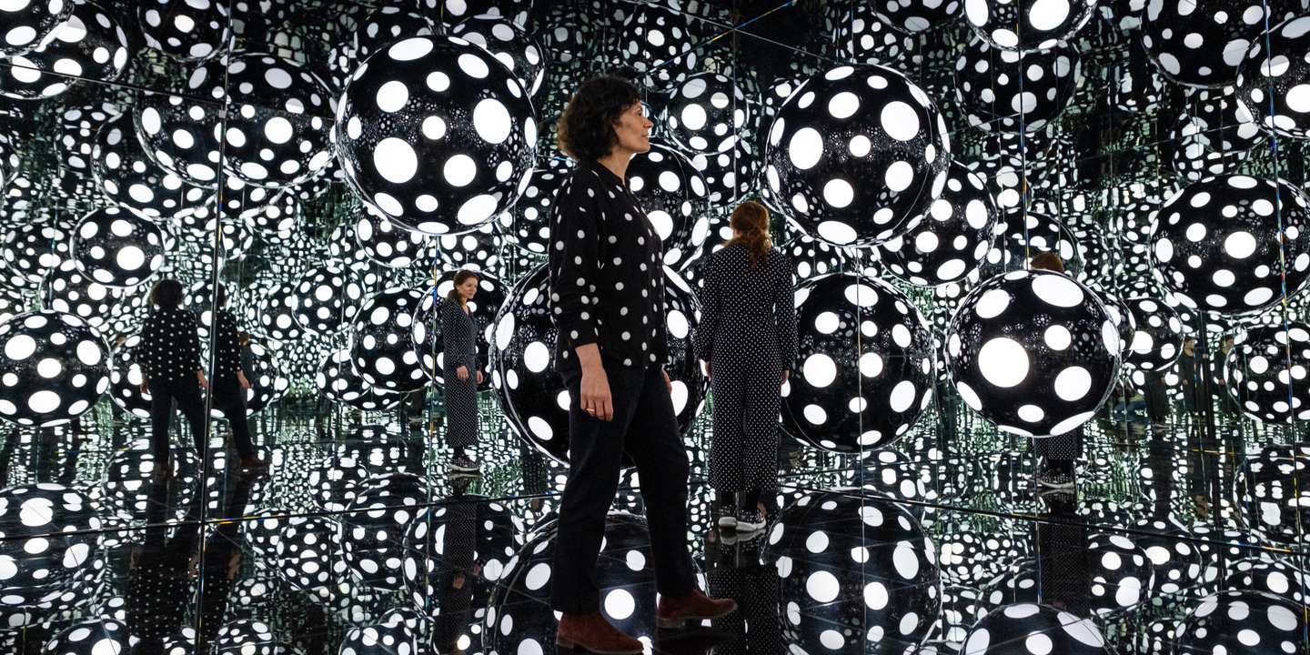 A “experiência caleidoscópica” da série "Dots Obsession" é intensificada ao entrar numa caixa de espelhos onde podem estar apenas seis pessoas em simultâneo, e por tempo limitado